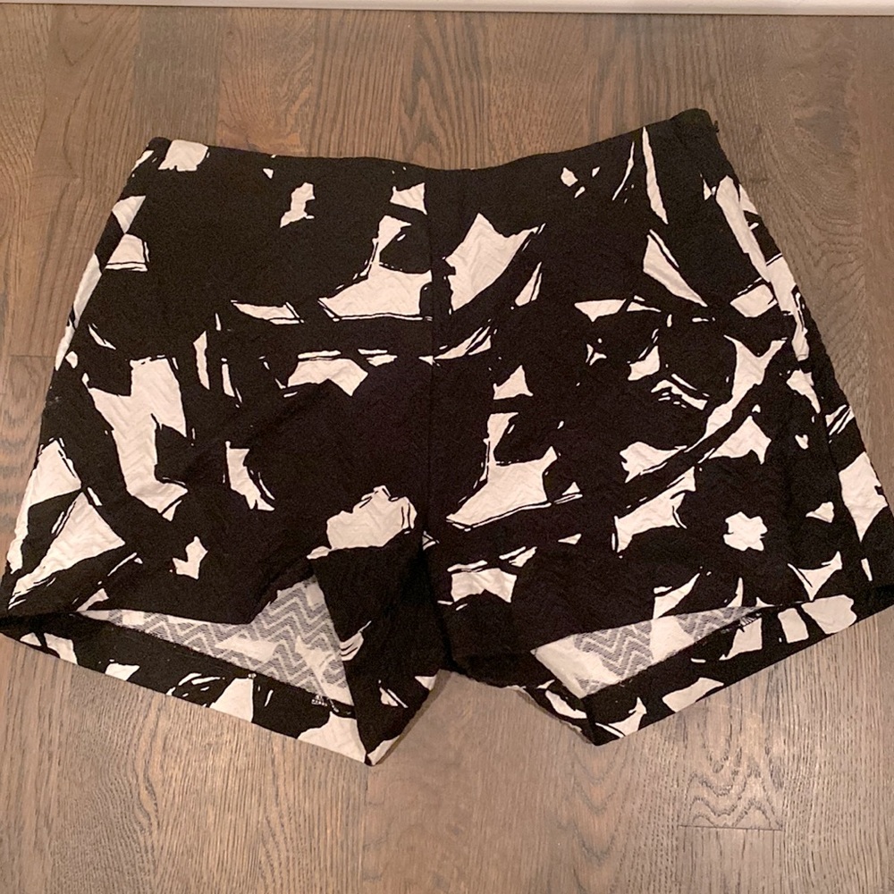 Black & White Banana Republic Textured Chino Shorts 6P 🍌